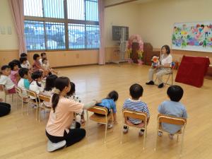 みかん組　先生の話を聞いています
