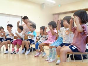 みかん組　手遊びをしています