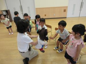 もも組　たーくんにバイバイをしています