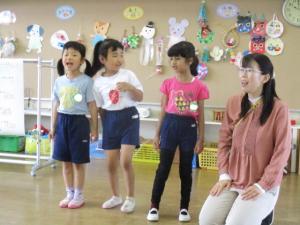 子ども達が前に立って司会をしている