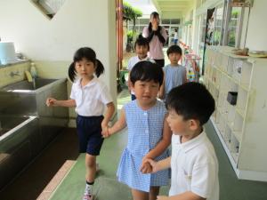 友達と手をつないで歩いている子ども