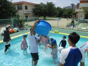 上からタライの水をかけてもらっている子ども達