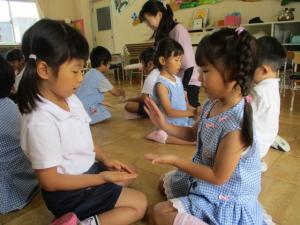 わらべうたあそびをしている子ども