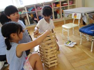 カプラを積んでいる子ども達
