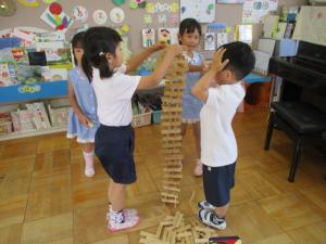 自分の背の高さくらいのカプラを積んでいる子ども達