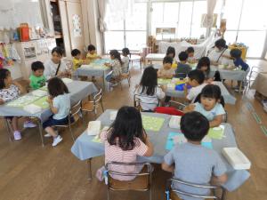 真剣に粘土遊びを楽しんでいる様子