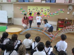 子どもが太鼓橋にのぼっている