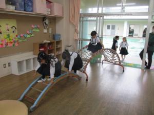 アスレチックをしている子ども達