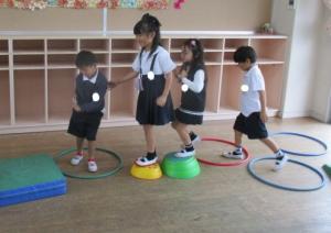 フープを飛んでいる小学生