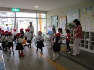 小学生を見送る園児