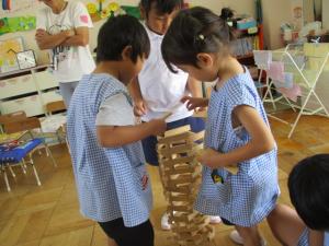 カプラを高く積んでいる子ども