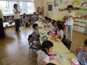 お弁当をみんなで食べる準備をしている子ども