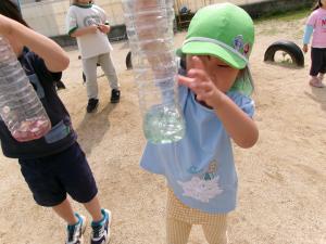 4歳児色水遊びを楽しむ様子