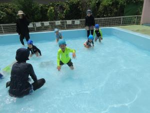 楽しそうに水遊び