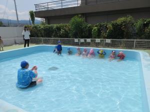 頭に水をかけています