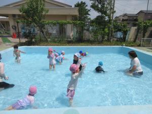 水をすくってなげたよ