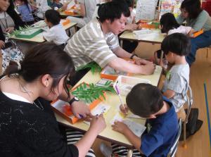 短冊をかく４歳児