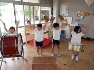 佐保幼　7月楽器遊ぶ4
