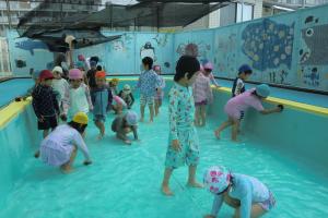 プールで遊ぶ子ども達