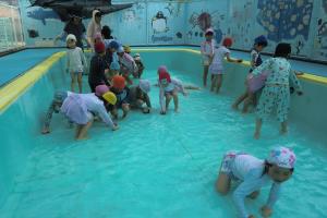 水遊びをする子ども