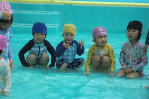 水で遊ぶ子ども
