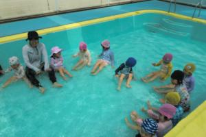 プールで足を延ばす子ども達