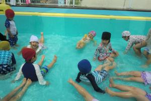 全身を使って水遊びをする子ども達