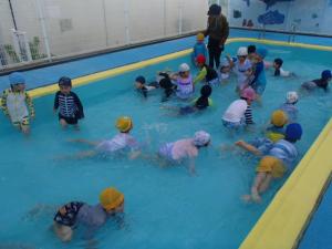 たくさん水に体を浸けて遊ぶ子ども達