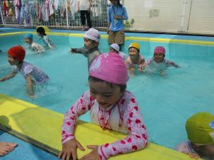 プールの端に到着した子ども