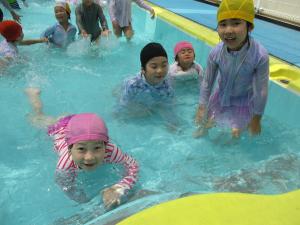 いいお天気にプールで遊ぶ子ども