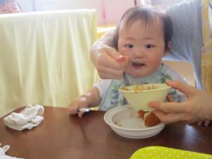 ごはんを食べる子ども