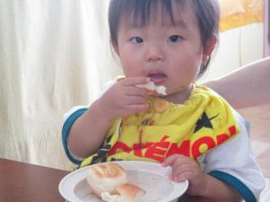 自分で食べる子ども
