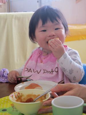 少し自分で食べられるようになってきました
