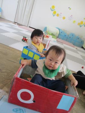 乗り物遊びをする子ども