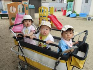 園庭でお散歩する子ども