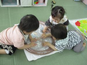 ウォータークッションで遊んでる