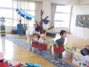 運転手は5歳児です。1歳児の子どもが電車に乗せてもらってます。