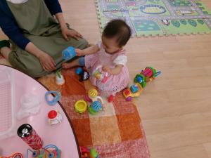 ０歳児クラス　おもちゃ遊び