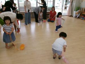 2歳児クラス　作ったカタツムリで遊ぼう