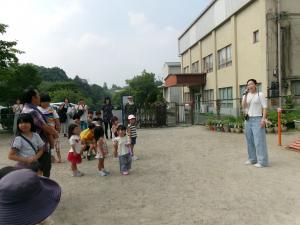 夏まつりで話を聞く子ども達