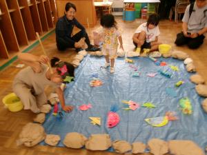 魚釣り遊びをする子ども達