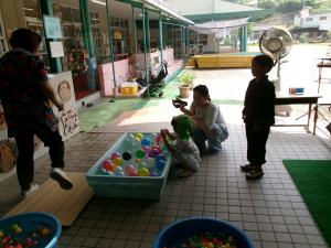ヨーヨーつりをしている親子