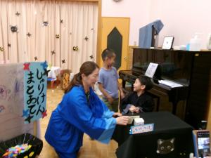 受付をする5歳児