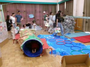 忍者コースを楽しむ子ども
