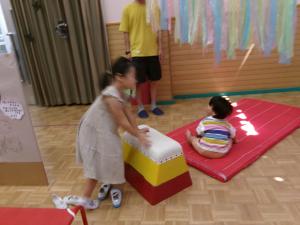 跳び箱をする子ども達