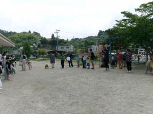 夏まつり最後にみんなで盆踊りをしている