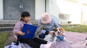 犬に絵本を読む様子