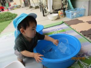 0歳　カップに水入れる