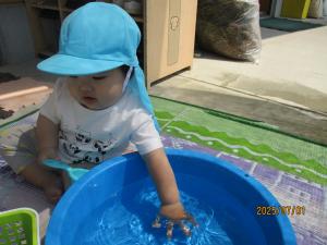 0歳　水触る