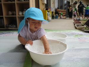 0歳　水面叩く